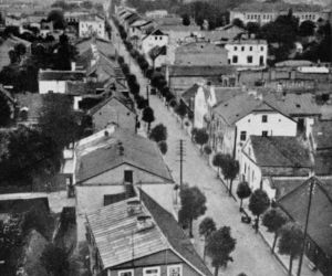 Białystok - ul. Warszawska. Widok z kościoła św. Wojciecha w stronę ul. Sienkiewicza. W głębi po prawej widać budynek III LO przy ul - lata 1935-1940