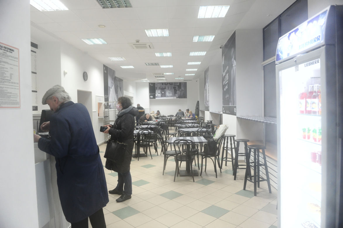 Bary mleczne musiały podnieść ceny. Wiele z nich świeci pustkami
