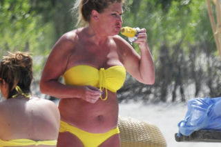 Beata Kozidrak na plaży. Płynie w niej gorąca krew!