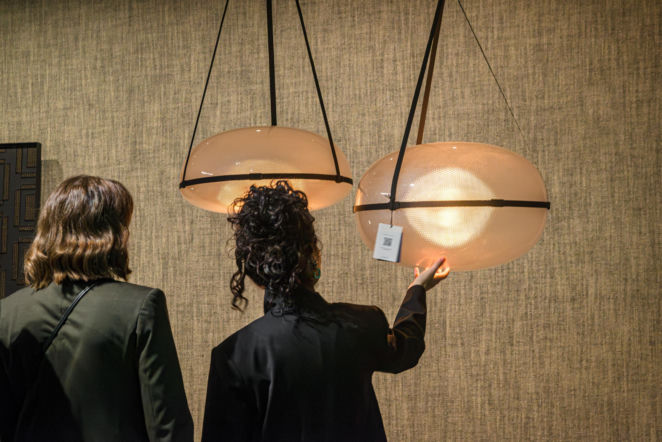 lampa w salonie