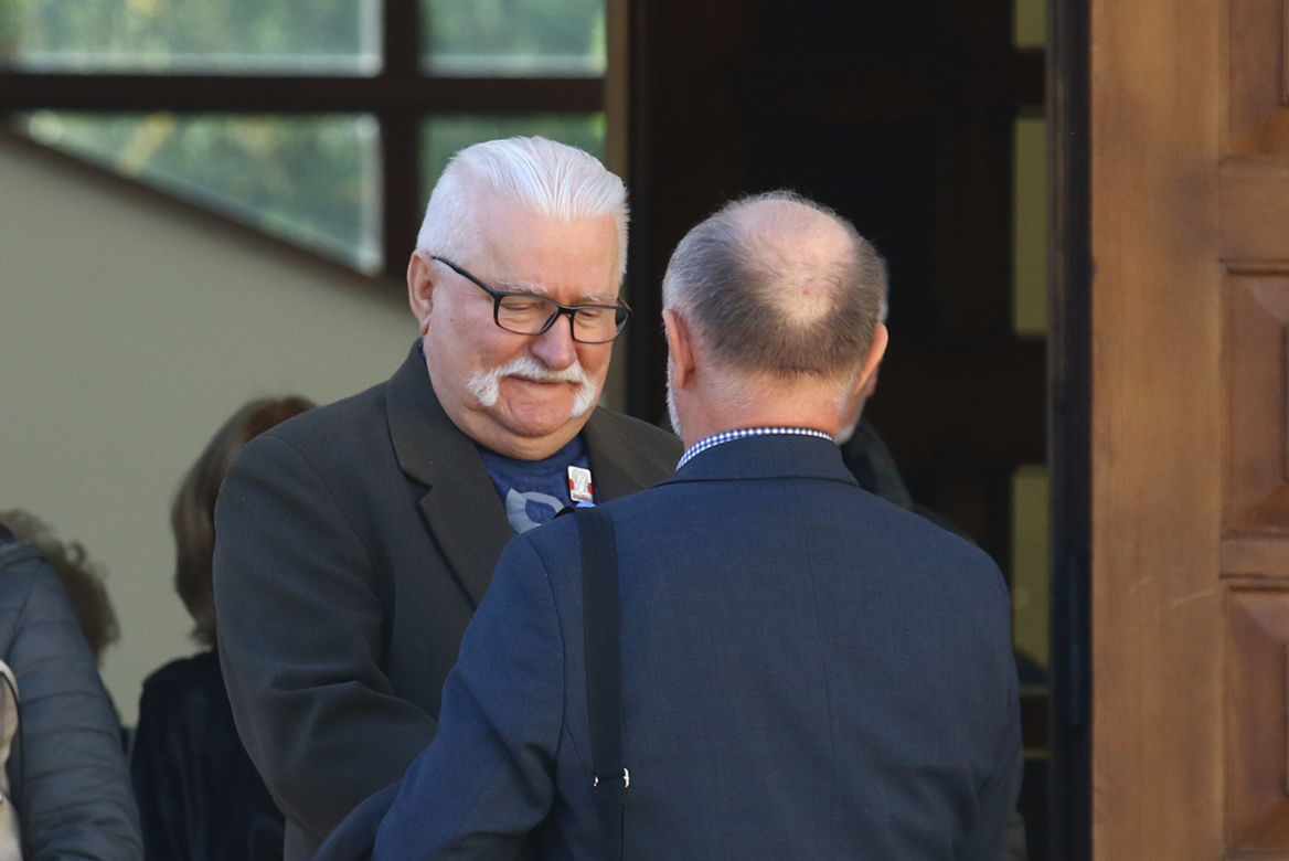 Wałęsa obwieszony ważnymi symbolami. Tak przyjechał do kościoła 