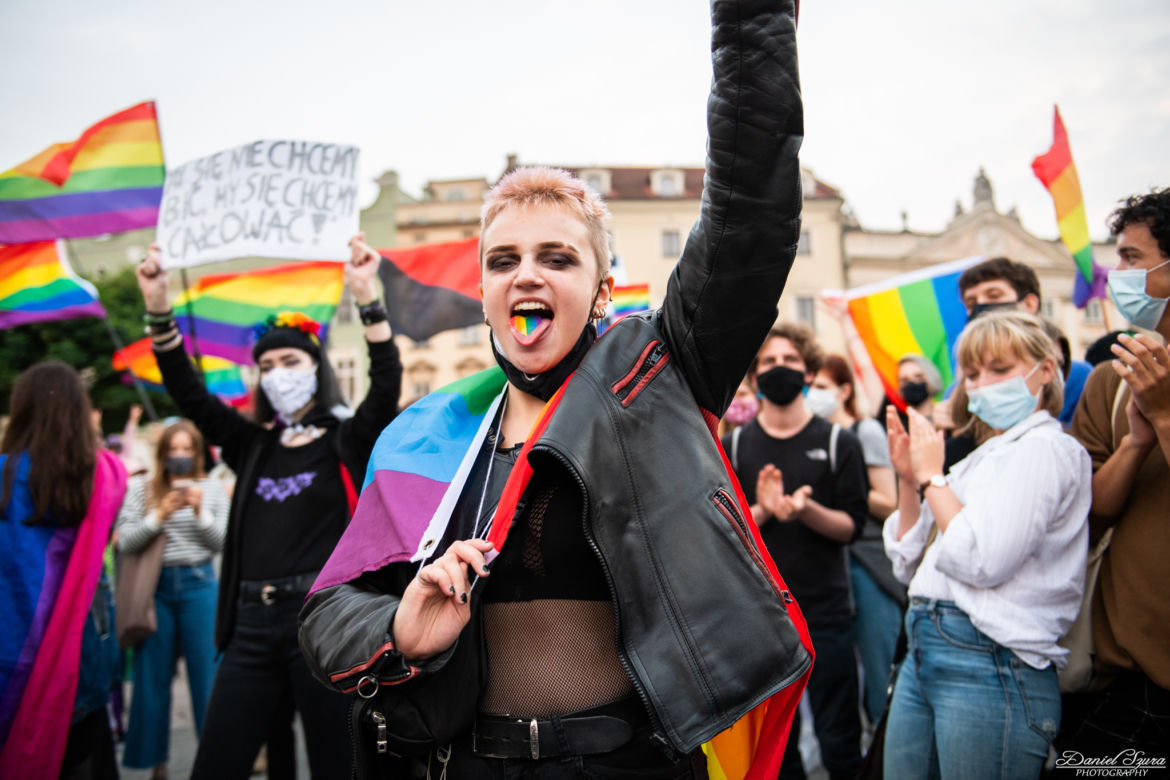 Demonstracja LGBT i narodowców na krakowskim Rynku