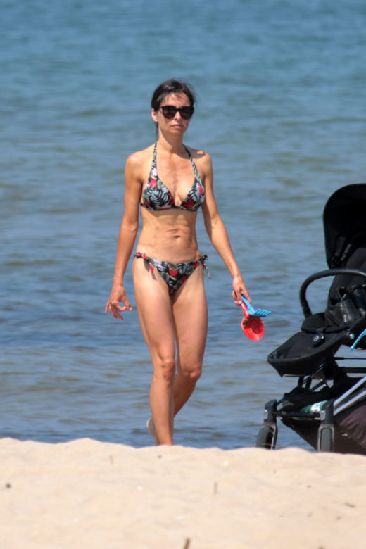 Marta Kaczyńska na plaży karmi dziecko piersią
