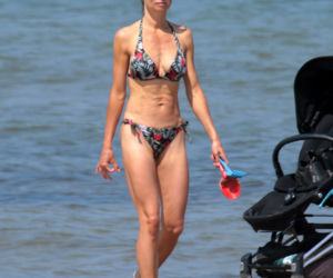 Marta Kaczyńska na plaży karmi dziecko piersią