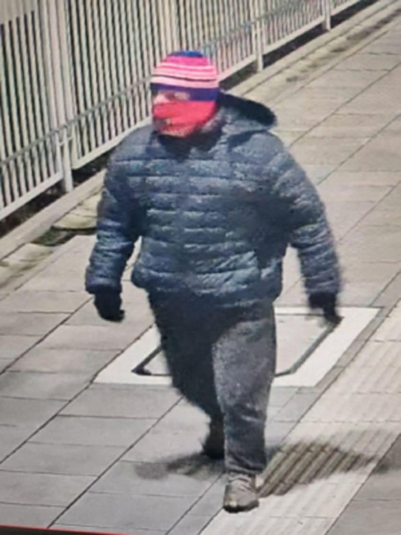 Podpalił posterunek policji w akcie zemsty. Myślał, że czapka i szalik uchronią go przed odpowiedzialnością