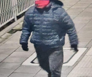 Podpalił posterunek policji w akcie zemsty. Myślał, że czapka i szalik uchronią go przed odpowiedzialnością