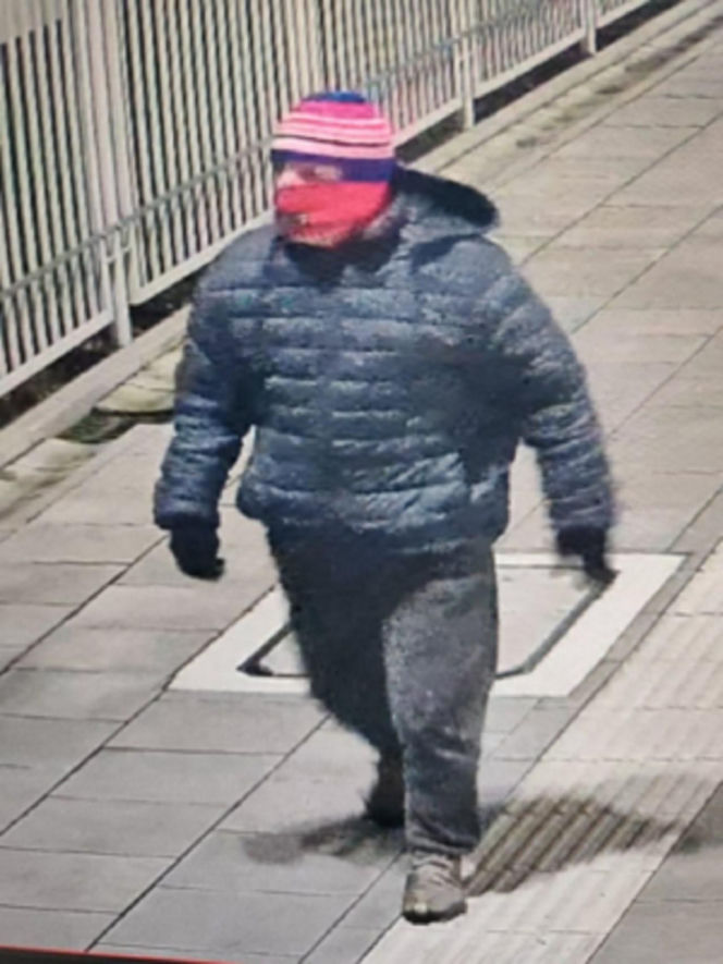 Podpalił posterunek policji w akcie zemsty. Myślał, że czapka i szalik uchronią go przed odpowiedzialnością