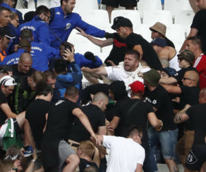 Zadyma kibiców na Euro 2016 podczas meczu Węgier z Islandią