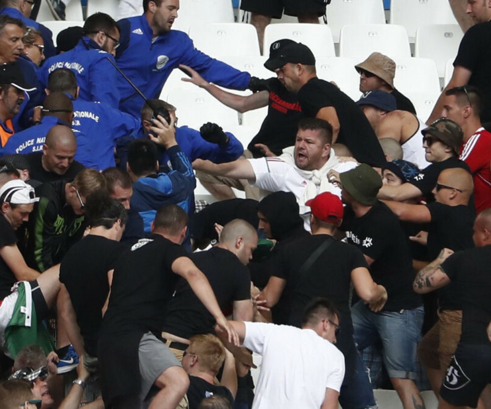 Zadyma kibiców na Euro 2016 podczas meczu Węgier z Islandią