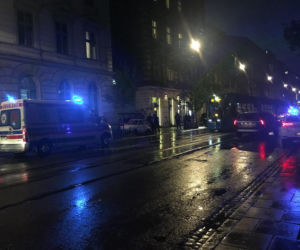 Kraków: Meleks zajechał drogę tramwajowi linii 18. Jedna osoba została zabrana do szpitala [ZDJĘCIA]