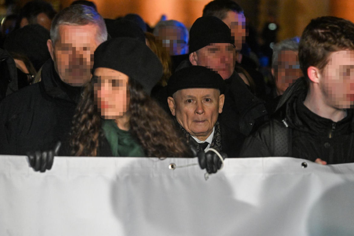 Kaczyński ściśnięty w tłoku pod pomnikiem smoleńskim