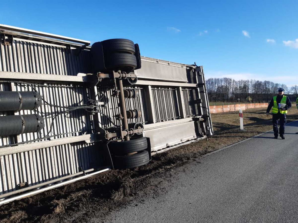 Chwile grozy na autostradzie A1! Silny wiatr przewrócił naczepę ciężarówki [ZDJĘCIA]