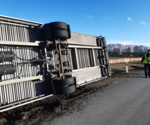 Chwile grozy na autostradzie A1! Silny wiatr przewrócił naczepę ciężarówki [ZDJĘCIA]