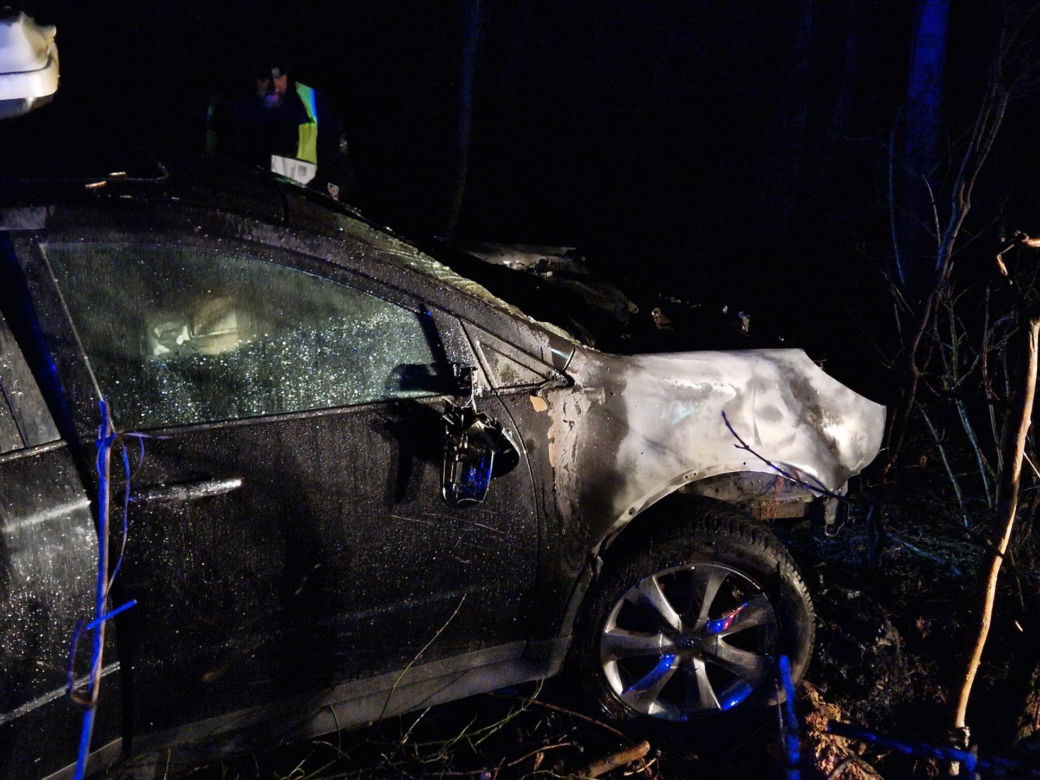Zjechał z drogi i huknął w drzewo. Jego auto stanęło w płomieniach. Cudem uniknął śmierci