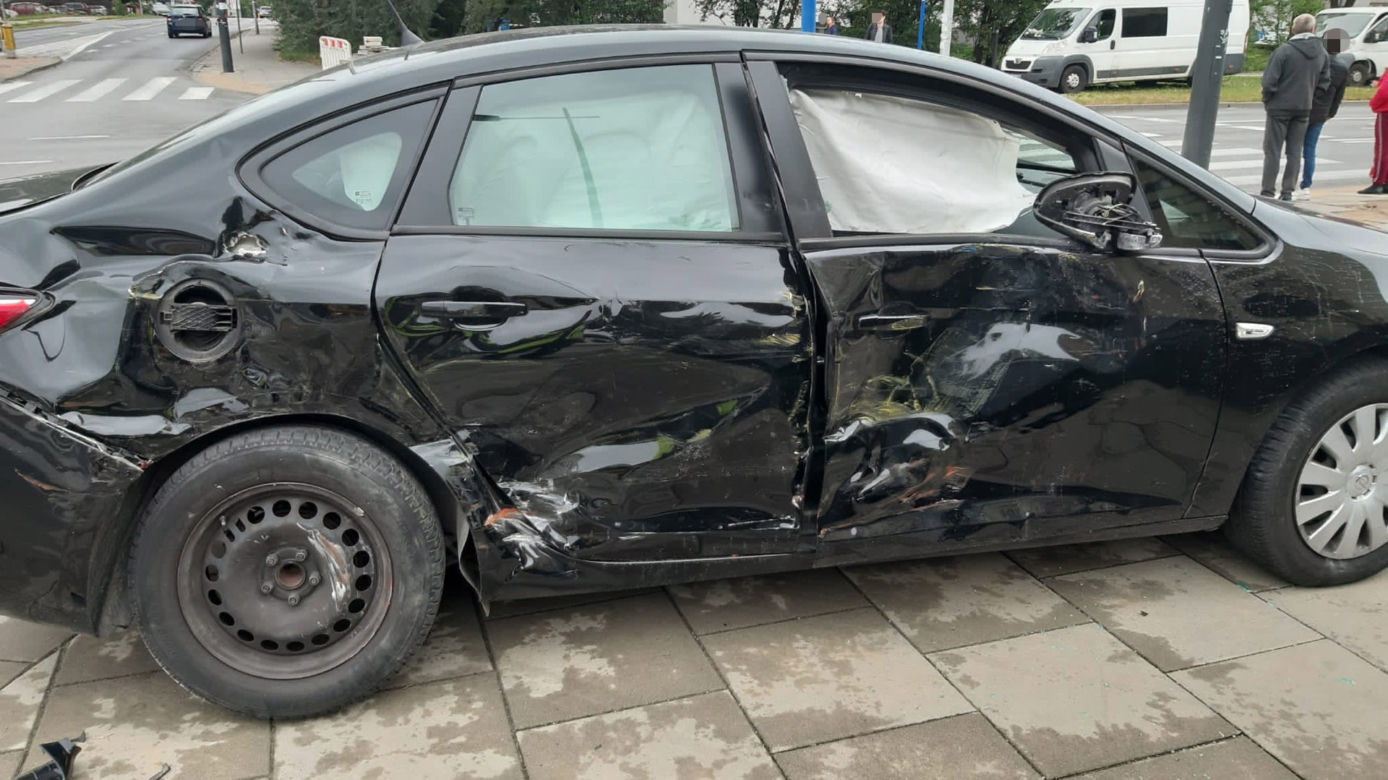 Ranni policjanci! Miejski autobus huknął w radiowóz