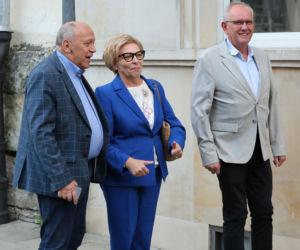 Zamiast na Nowogrodzkiej, Morawiecki i jego stronnicy spotkali się przy Konopnickiej. Były cukierki dla dziennikarzy