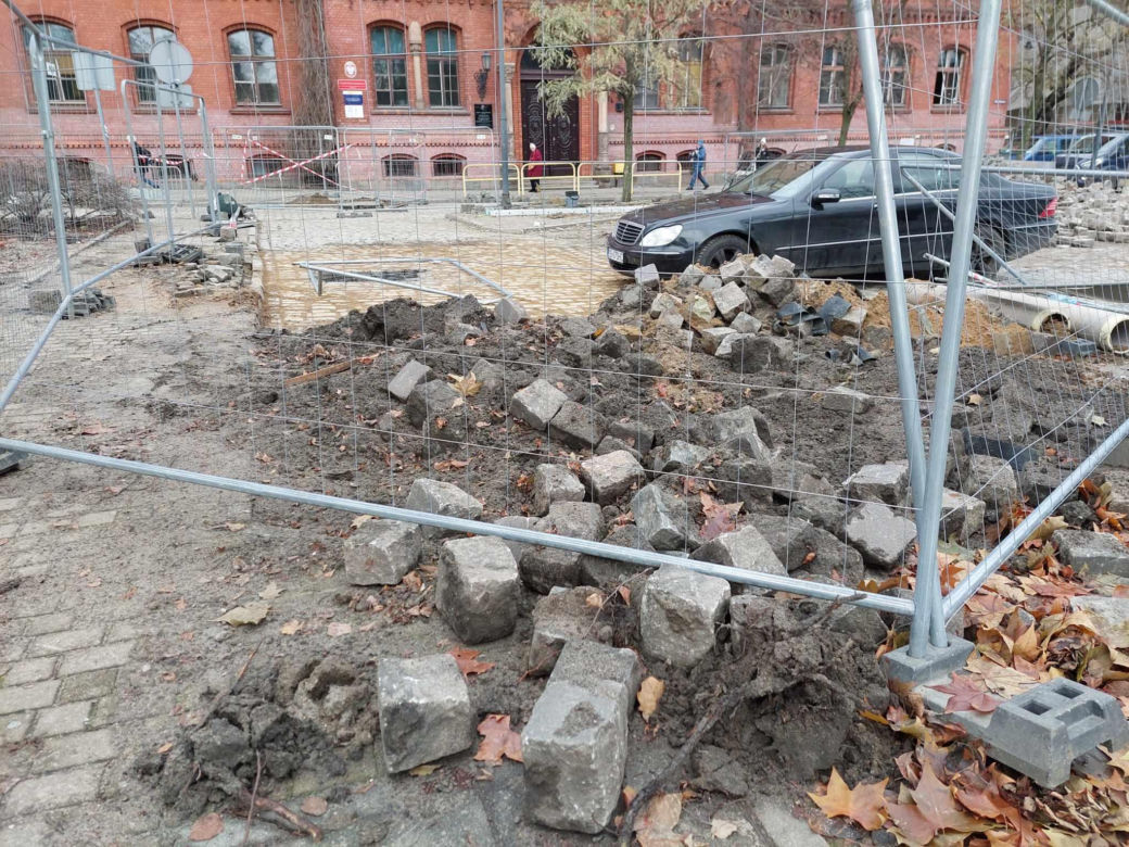 Plac Wolności to ciągle plac budowy. Przed kościołem mają być jak najlepsze warunki do handlu kwiatami [WIZUALIZACJE, ZDJĘCIA]