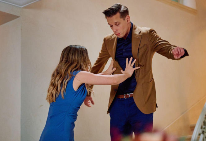 Na Wspólnej, odcinek 4174: Prowokacja Kaliny w dniu ślubu kończy się dramatycznym upadkiem ze schodów - ZDJĘCIA