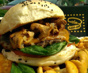Gdzie zjeść dobrego burgera? TOP 10 burgerowni w Warszawie, które musisz odwiedzić [RANKING]