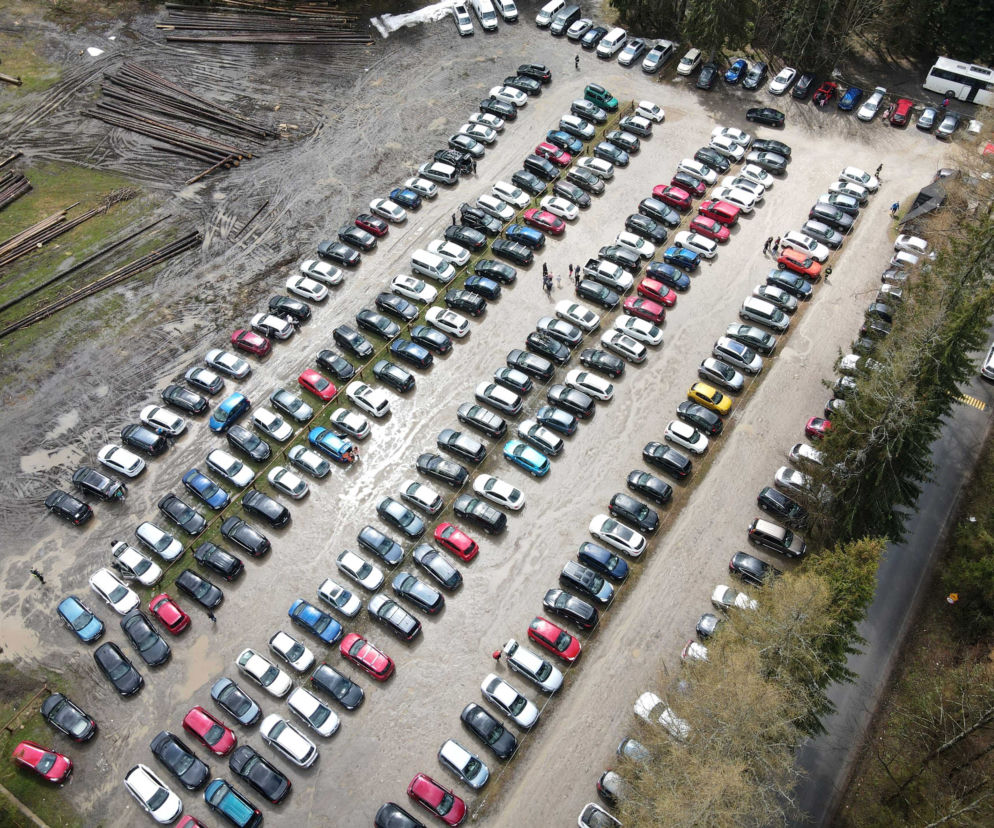 Widok z drona na zapełniony parking przy Dolinie Chochołowskiej