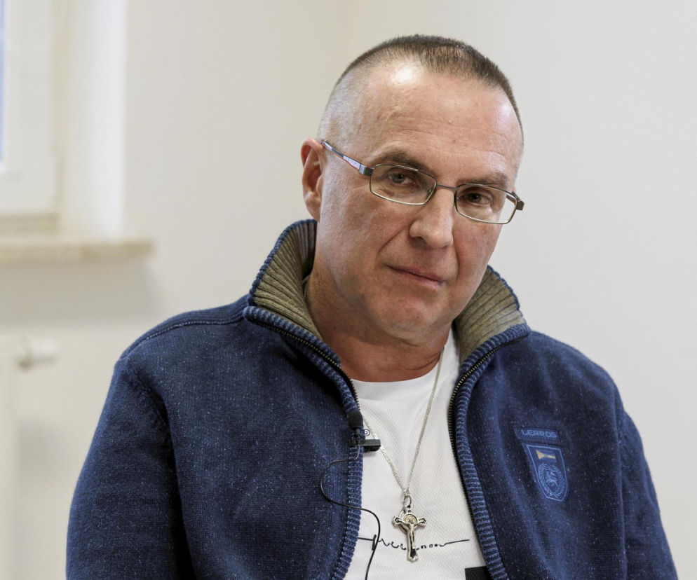 Piotr Pytel w okularach i granatowej bluzie. O ułaskawieniu mężczyzny przez Karola Nawrockiego przeczytasz na Eska.