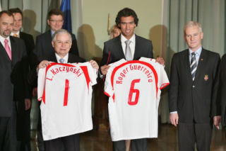 Lech Kaczyński i Jarosław Kaczyński na sportowych zdjęciach