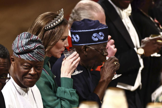 Wszyscy mówią o księżnej Kate. Na głowie ma tiarę Diany, w uszach kolczyki zmarłej królowej