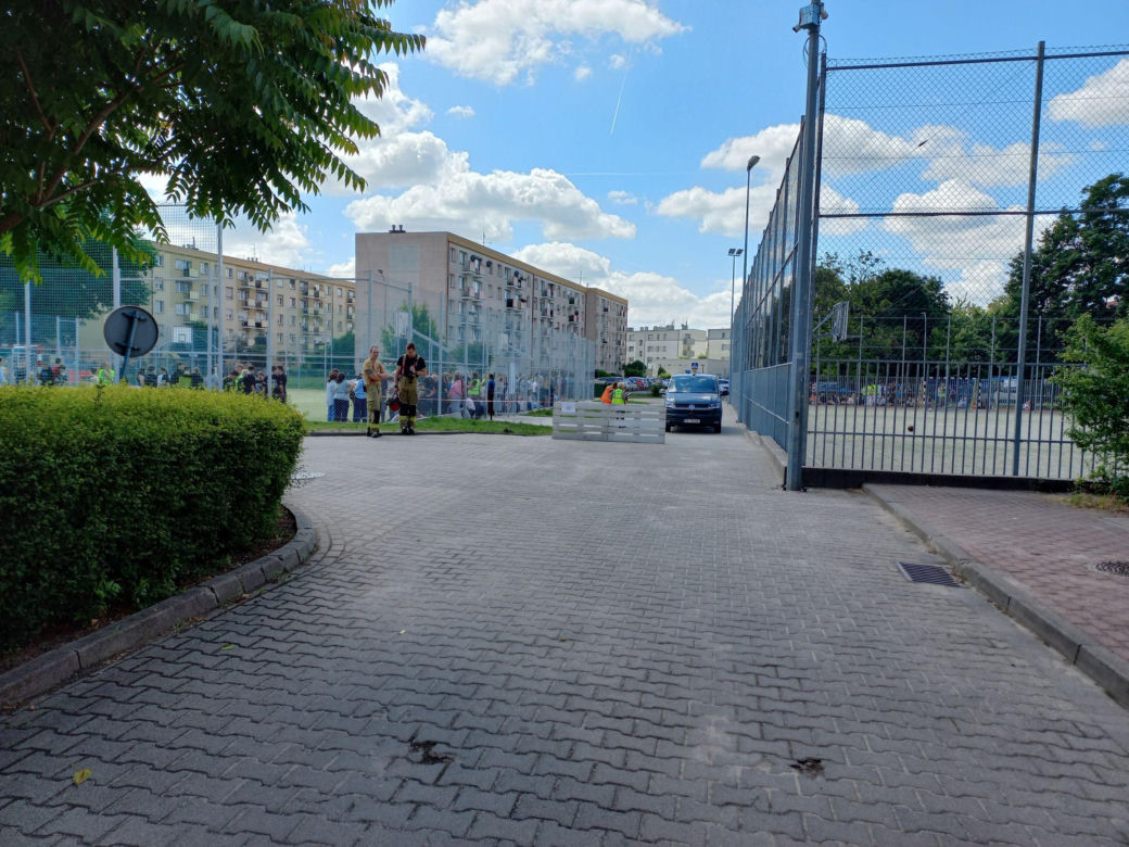 Ewakuowano ponad 850 uczniów i pracowników szkół i pływalni w Lesznie. Akcja służb na Jana Pawła II