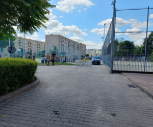 Ewakuowano ponad 850 uczniów i pracowników szkół i pływalni w Lesznie. Akcja służb na Jana Pawła II