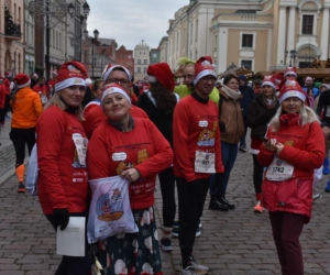 23. Festiwal Biegów Świętych Mikołajów w Toruniu. Zdjęcia ze starówki