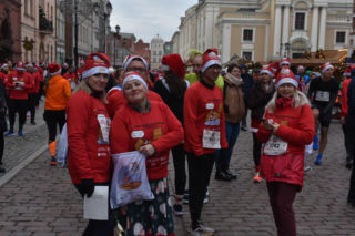 23. Festiwal Biegów Świętych Mikołajów w Toruniu. Zdjęcia ze starówki