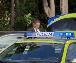 Kompletnie pijany kierowca Jagura gruchnął w Audi i rozbił się na drzewie. Jedna osoba w szpitalu