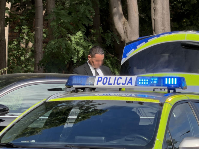 Kompletnie pijany kierowca Jagura gruchnął w Audi i rozbił się na drzewie. Jedna osoba w szpitalu
