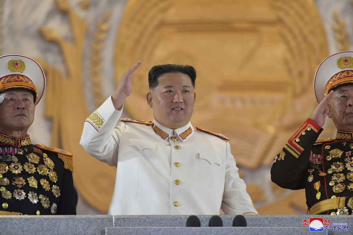  Kim Dzong Un zmienia stylówkę! Drwinom nie ma końca. "Jak influenserka na wakacjach"