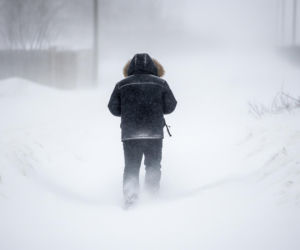 Proboszcz z Wejherowa walczy ze śnieżycą. Jak nagranie z kolędy podbiło internet?