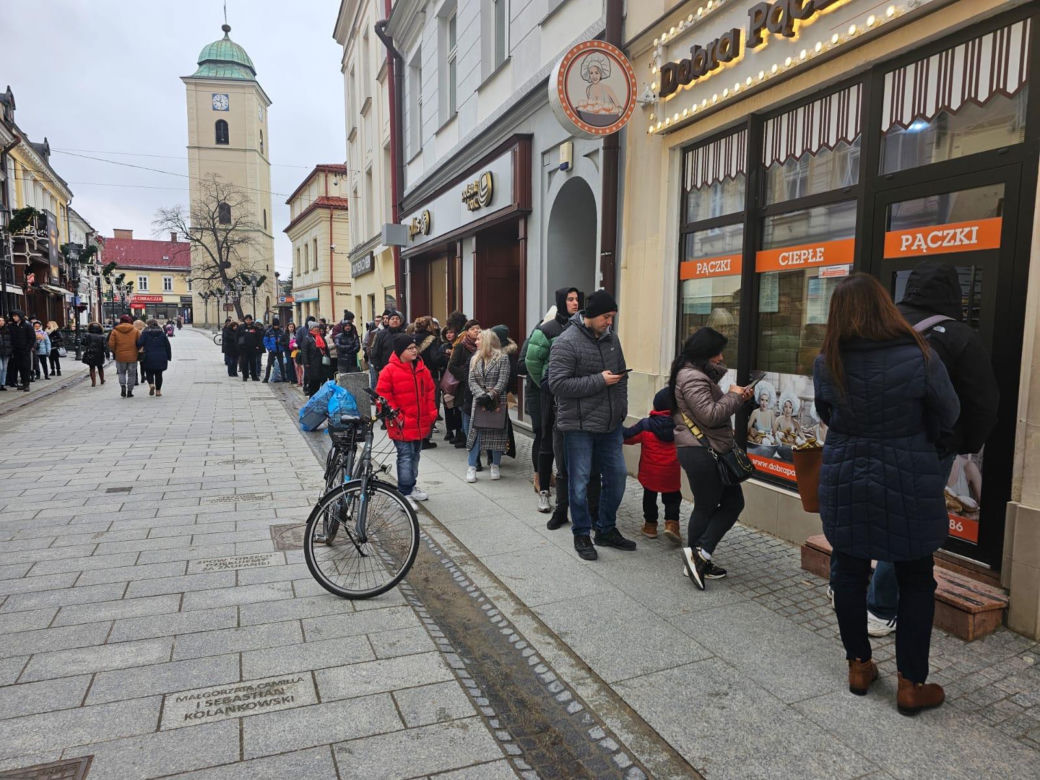 Mieszkańcy Rzeszowa ruszyli po pączki. Kolejki pod pączkarniami