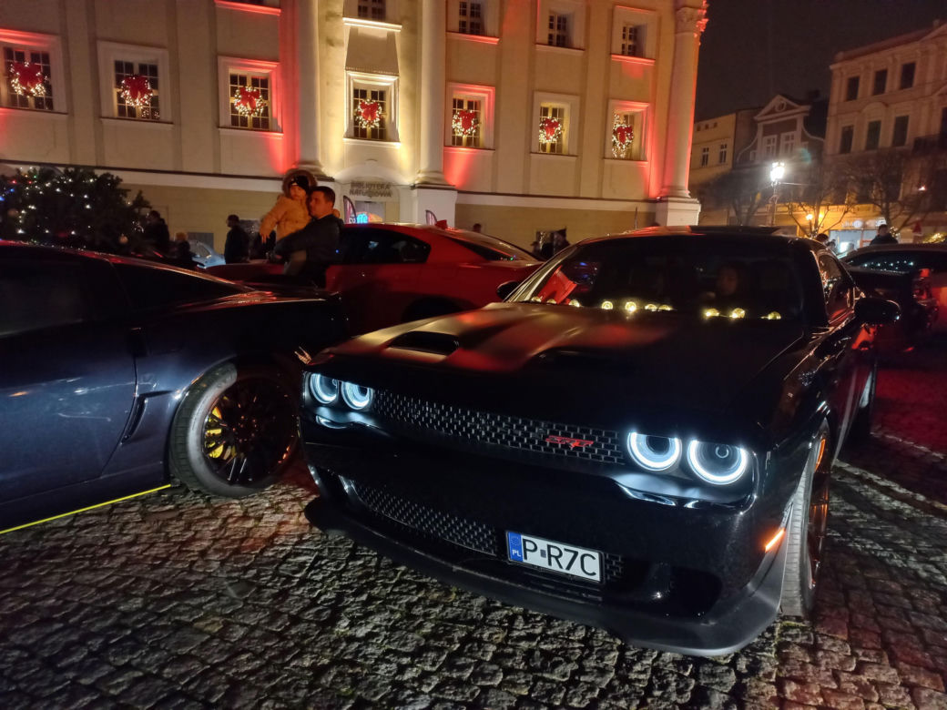 Świąteczny Zlot Amerykańskich Samochodów na Rynku w Lesznie