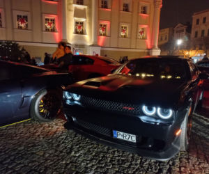 Świąteczny Zlot Amerykańskich Samochodów na Rynku w Lesznie