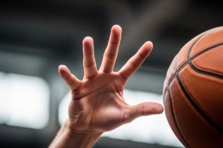 Dominik Olejniczak bliski double-double. Co to oznacza dla Derthony w play-offach?