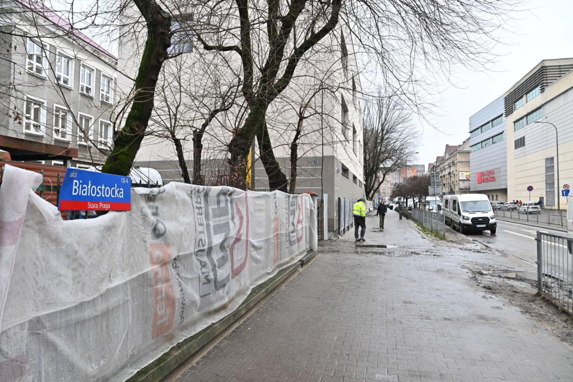 Absurd roku w Warszawie? Postawili płot tuż przy elewacji budynku. "Tak musiało być" 
