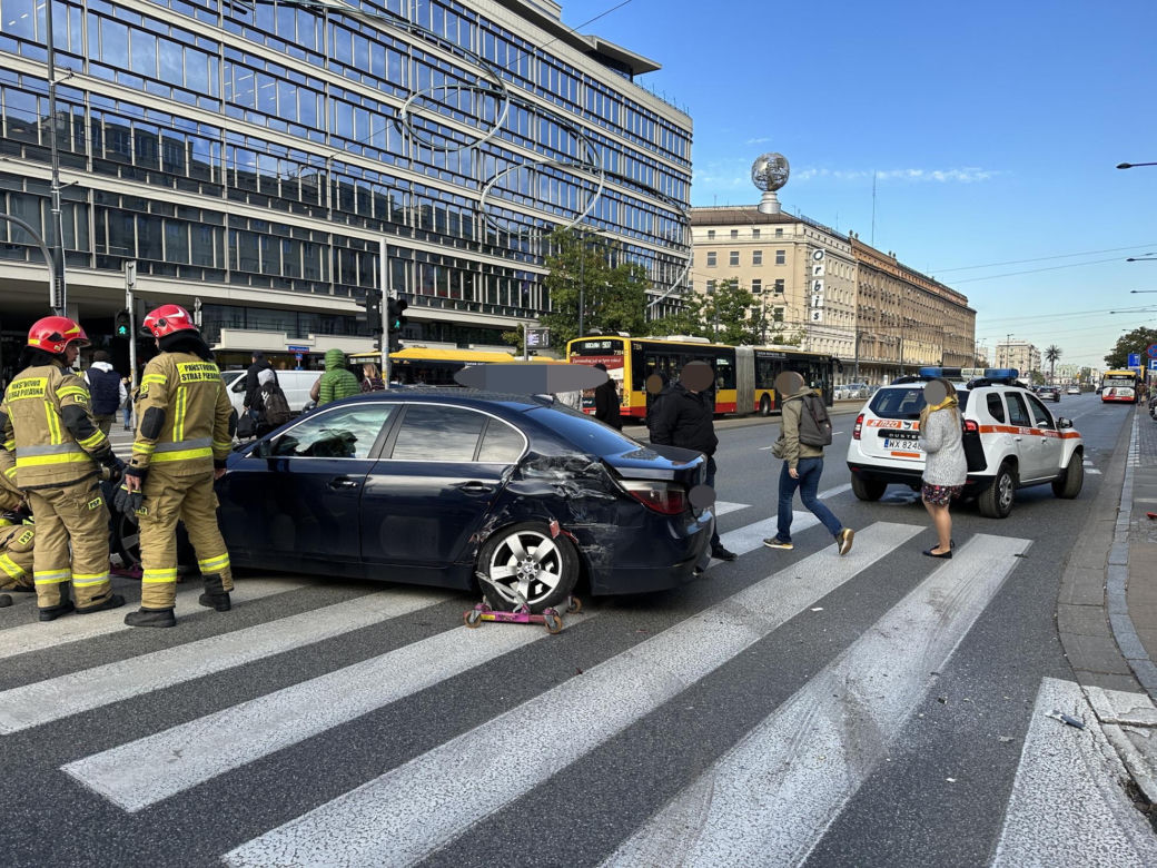 Dramatyczny wypadek w Śródmieściu! Osobówka i autobus roztrzaskane