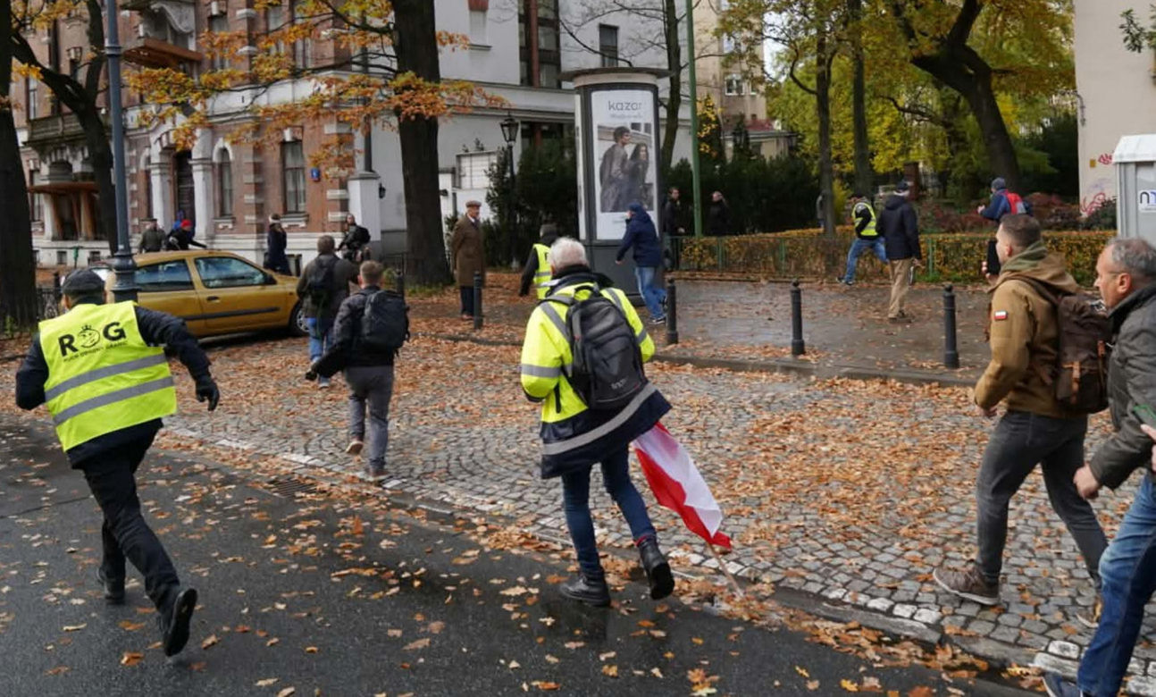 Uderzył kobietę przed Trybunałem Konstytucyjnym. Miał przy sobie nóż, pistolet i narkotyki!