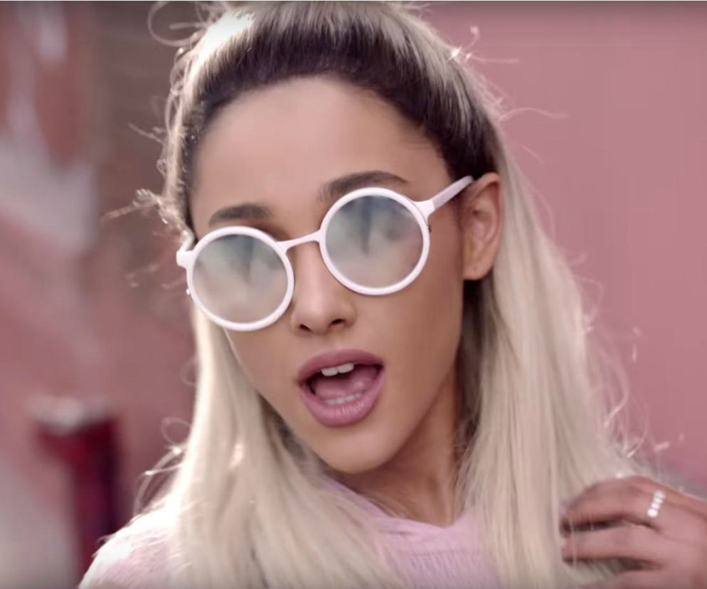 screen z teledysku Stevie Wonder - Faith ft. Ariana Grande