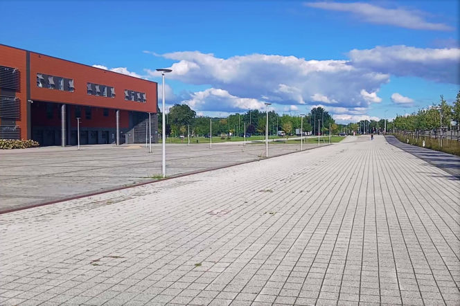 Plac przed Netto Areną przed zmianami