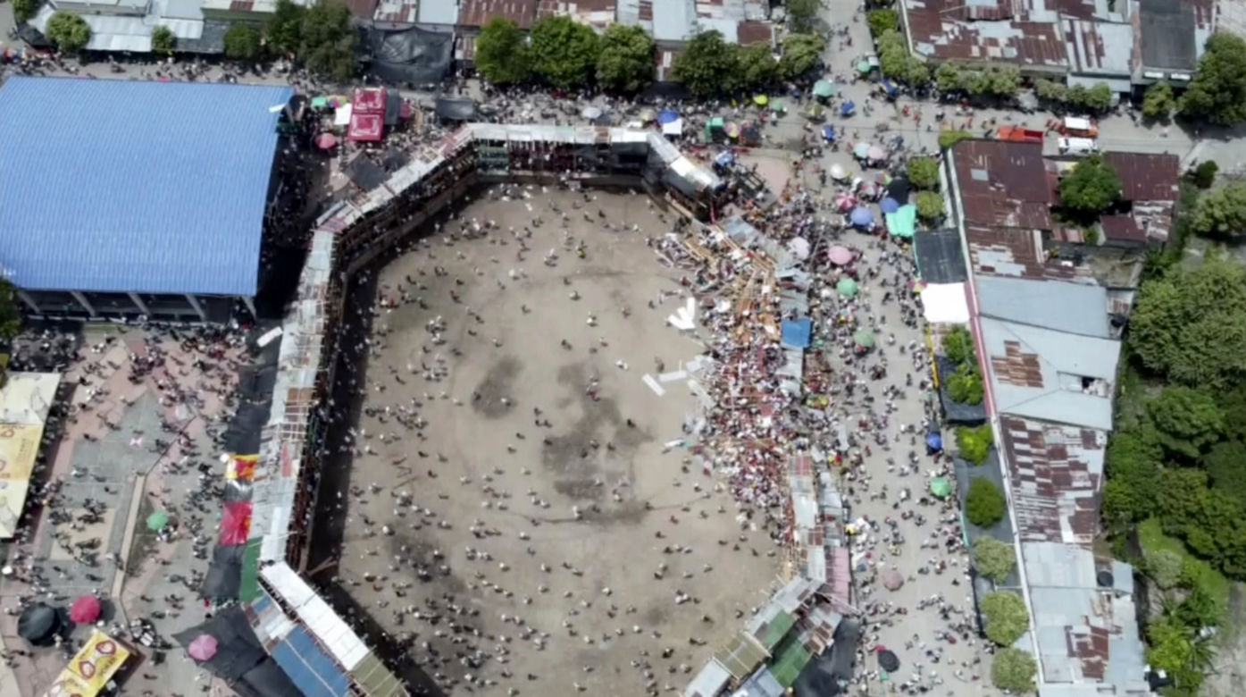  Masakra podczas walki byków! Runęła trybuna pełna ludzi. Szokujące wideo