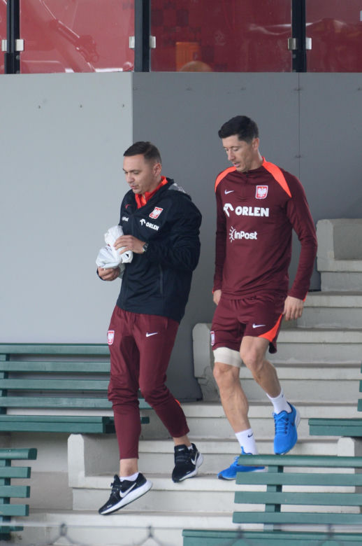 Robert Lewandowski przyłapany przed treningiem z korkami