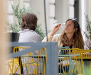 Maciej Musiał w restauracji z dziewczyną