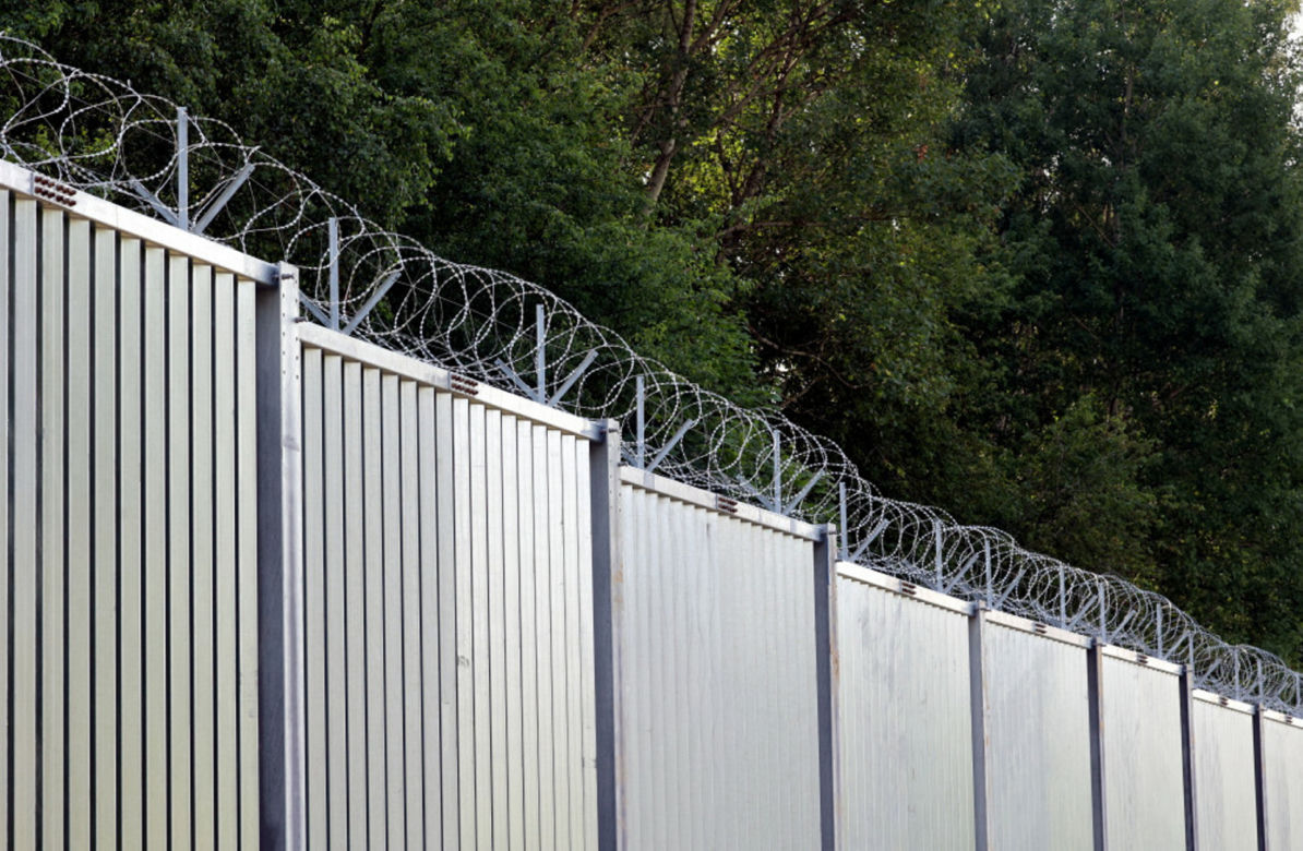 Białoruś niszczy zaporę na polskiej granicy! "Wchodzi po kilka osób"