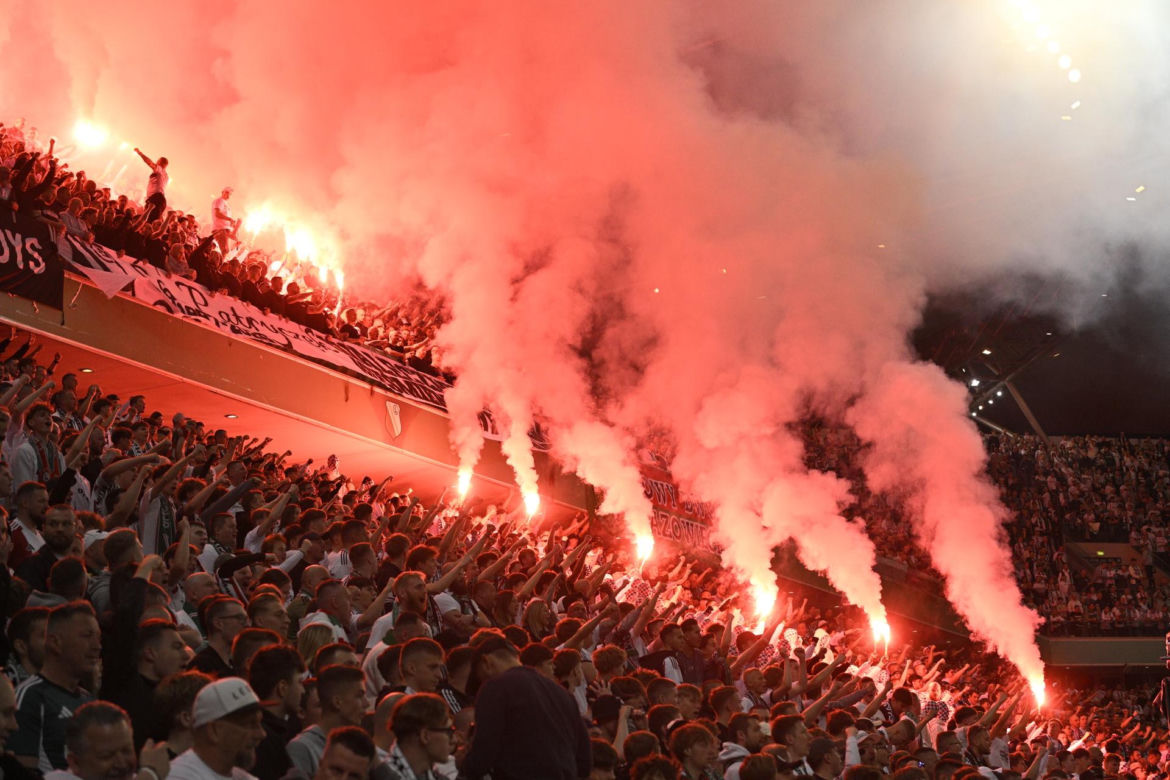 Kibice nie zawiedli podczas meczu Legia - Widzew. Efektowne zdjęcia z trybun