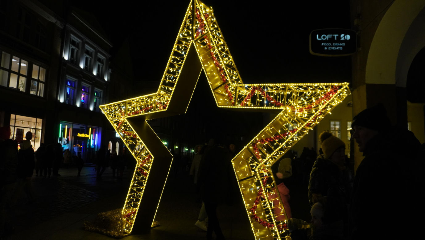 Święta w Olsztynie odpalone! Na Starym Mieście rozbłysła piękna choinka [ZDJĘCIA]